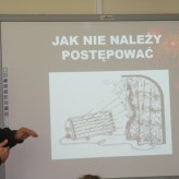 Pan Dariusz opowiedział uczniom o tym jak można zostać strażakiem